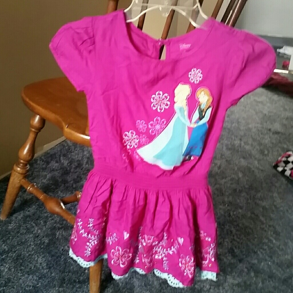 Anna and Elsa shirt.